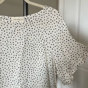 NEW Ivory/Black Spotted Print Top w/ Flutter Ruffle Sleeve (The Nines - Size M)